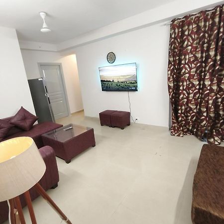 Sector143 Near Advant Office-2Bhk-Society-55" Smart Tv,10" Mattress-Spacious-Party,Couple,Family,Wfo Employes And Nri Friendly Place With Kitchen ,Living Room ,Near Candor Techspace,Advant It Park And Oxygen144 Center Noida Dış mekan fotoğraf